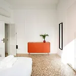 Apartment Spacious Near The Centre,sleeps 6